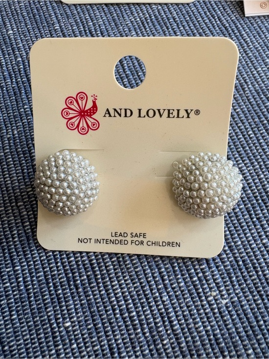 Jewelry - ⭐️ And Lovely White Pearl Cluster Stud Earrings